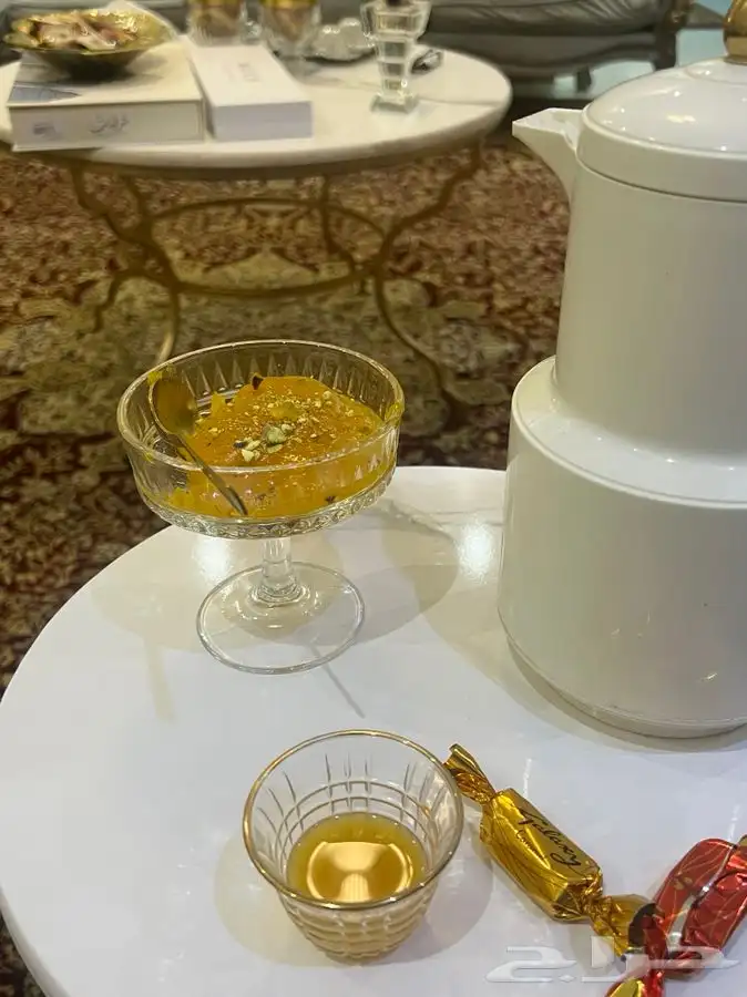 للبيع كنب وطاولة مع خدمه 6 طاولات صغار وعربيه ذهبيه 2
