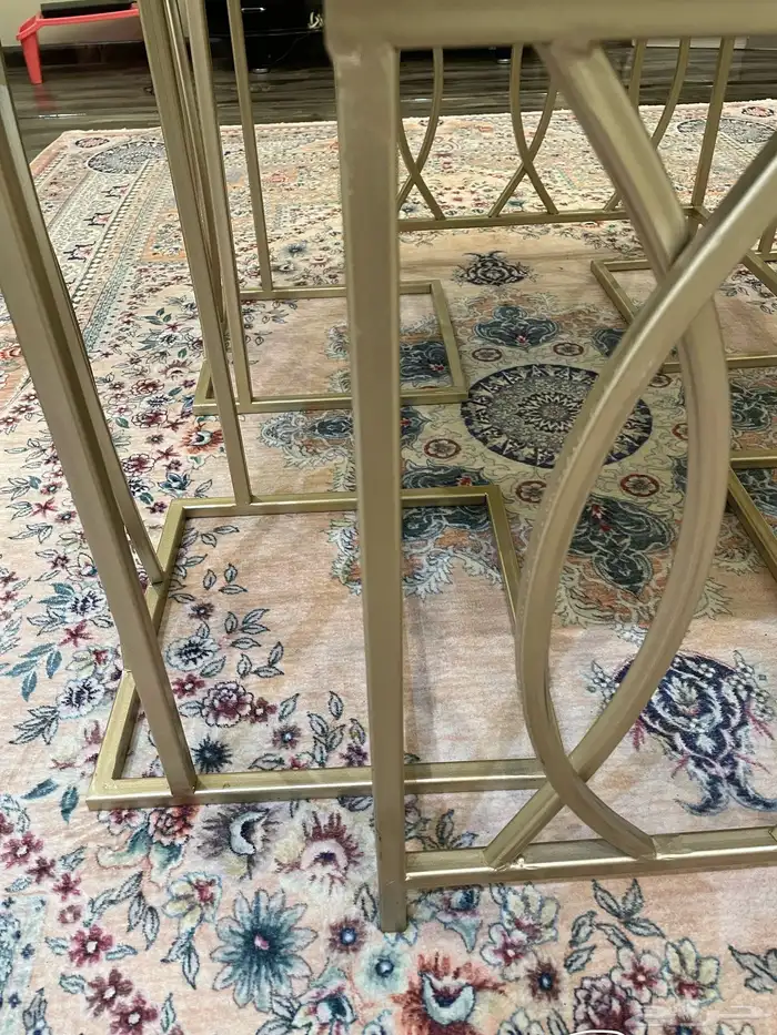 طقم طاولات اربعه خدمه وحده كبيرا لون ذهبي جديده استعمال شهر 9