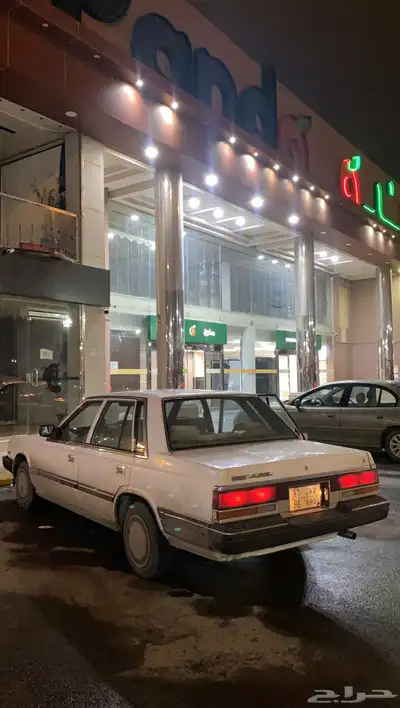 نيسان لوريل 86 0