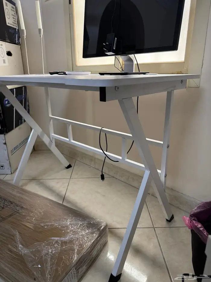 للبيع طاولة قيمنج لون ابيض اخت الجديده 2