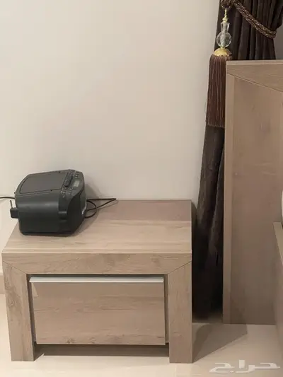 سرير مع كمدينتين بحالة جيده 1