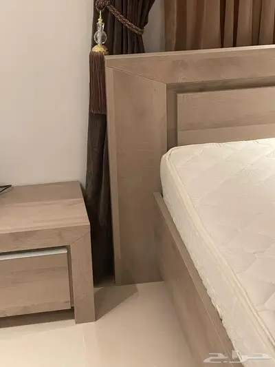 سرير مع كمدينتين بحالة جيده 0
