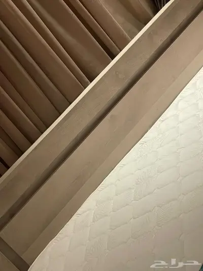 سرير مع كمدينتين بحالة جيده 2