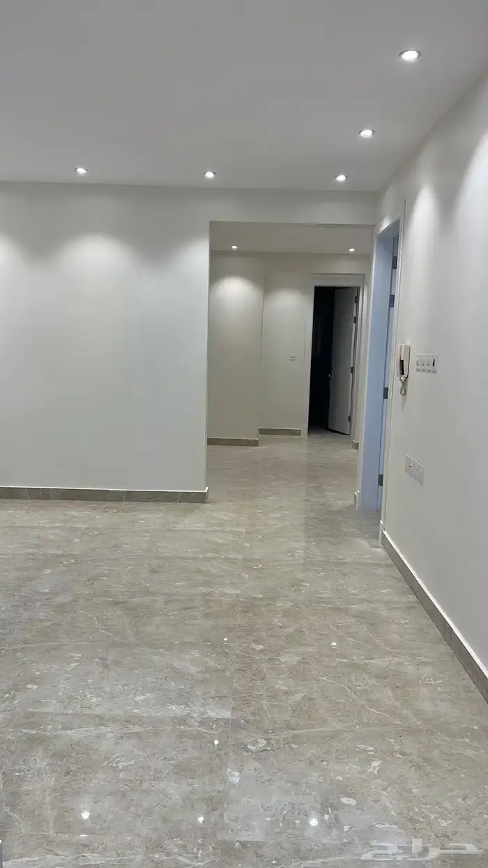 فله موقع مميز بحي الملك فهد بالقرب من طريق العليا 4