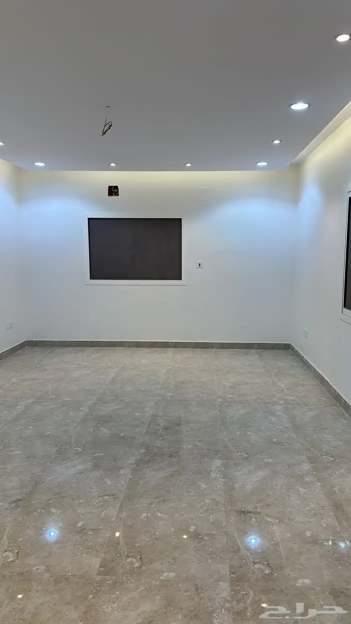 فله موقع مميز بحي الملك فهد بالقرب من طريق العليا 3