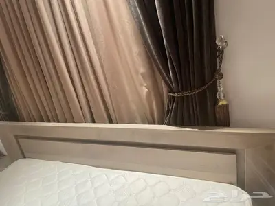 سرير مع كمدينتين بحالة جيده 4
