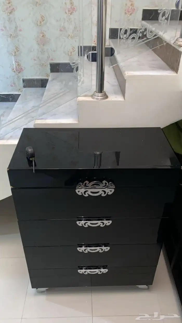 طاولة تخزين ب خمس ادراج 2