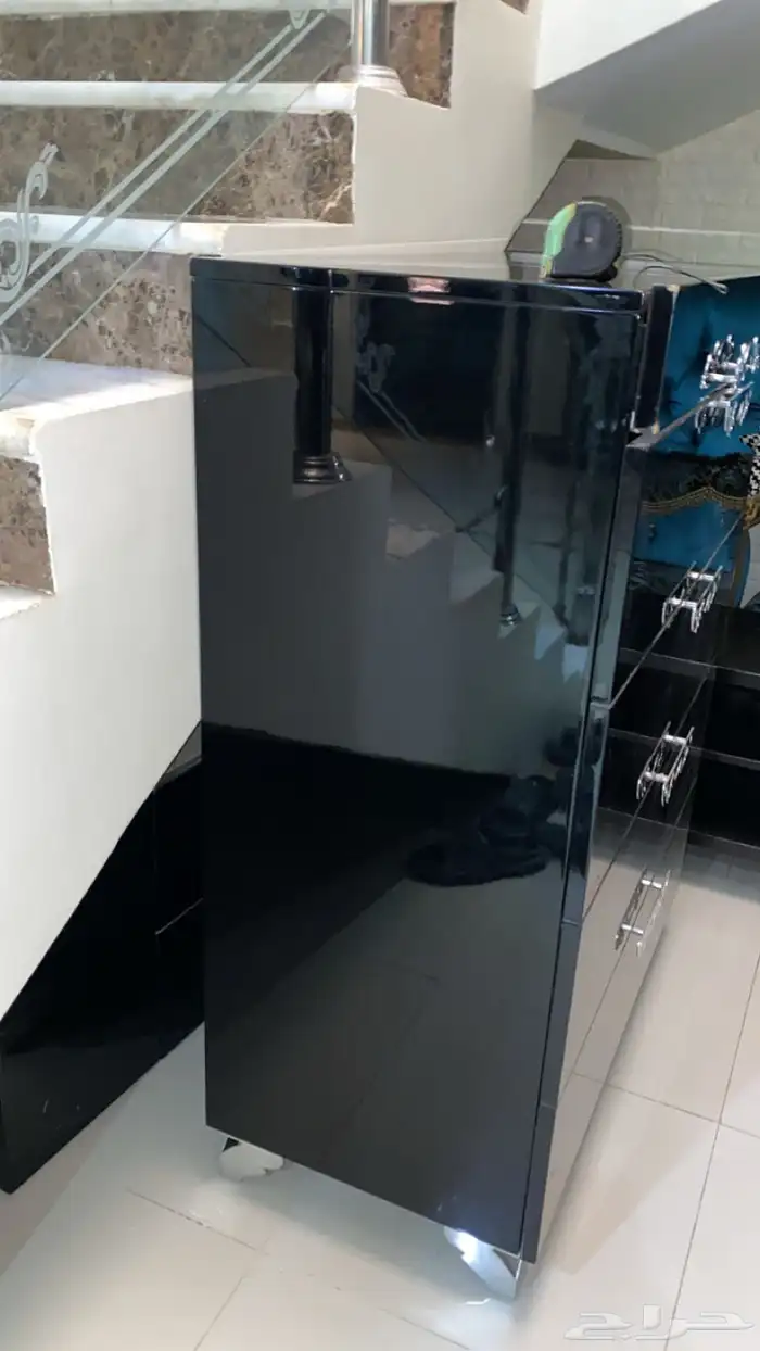 طاولة تخزين ب خمس ادراج 1