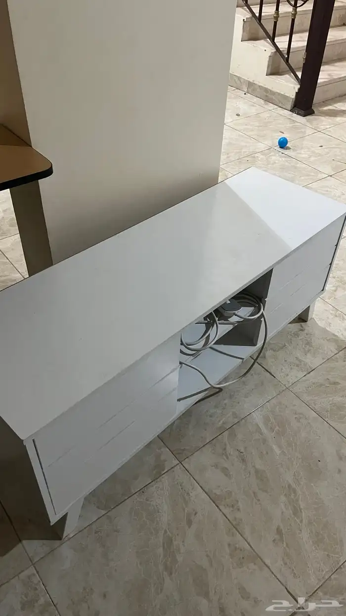 طاولة تلفيزيون شبه جديده 0
