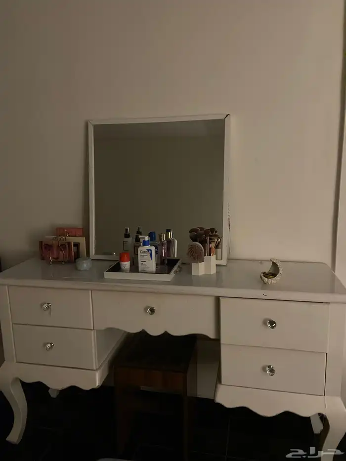 تسريحه ويوجد لها كومودينه نفس الموديل 0