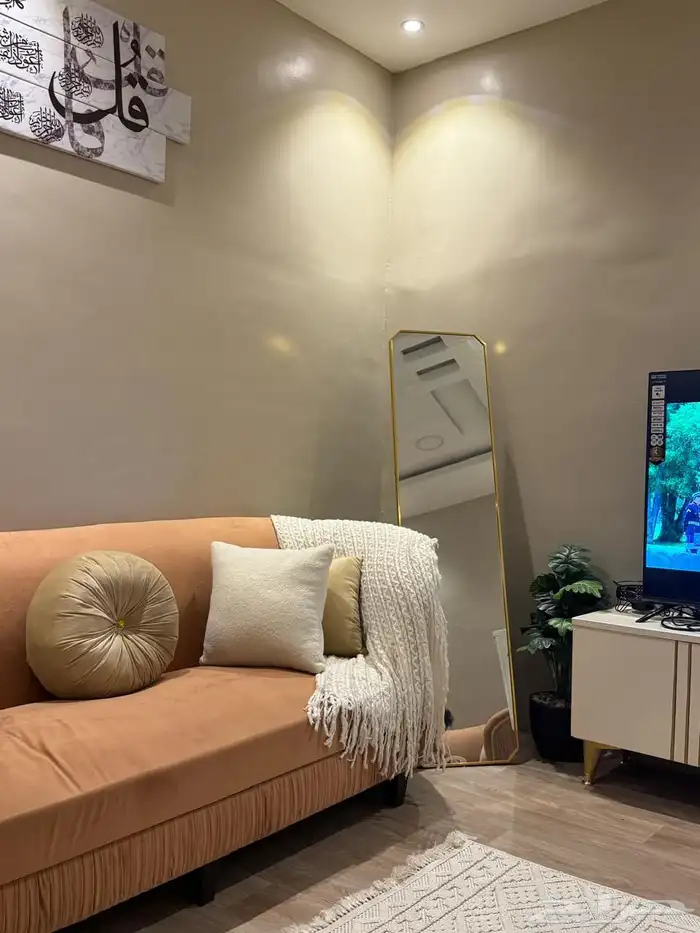 كنب خمس قطع للبيع سبب البيع كبير على المكان 0