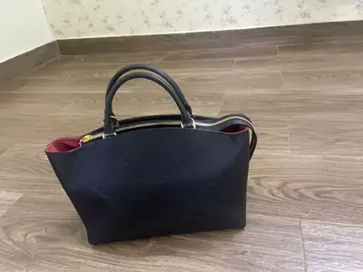 شنطه سعر الشرء 1200. وسعر على السوم 1