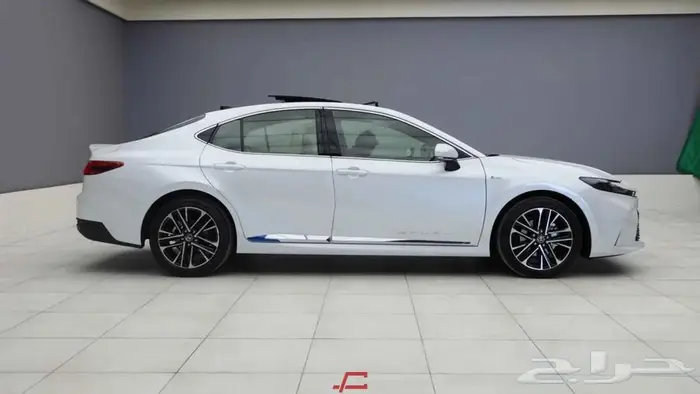 تويوتا كامري LE هايبرد 2025 1