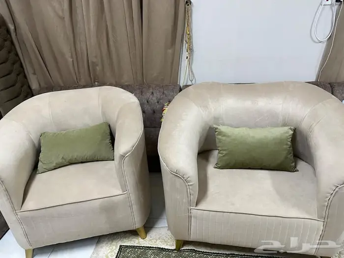 كنبتين مفرد للبيع غير مستخدم ومعها كنبه ثلاثيه كبيره 1