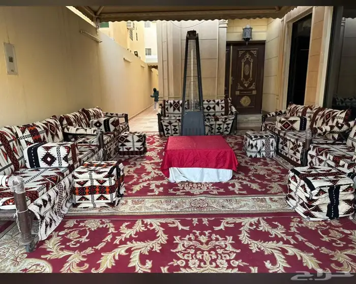 يوجد لدينا صبابين وقهوجيه واضاءه كهرباء 0