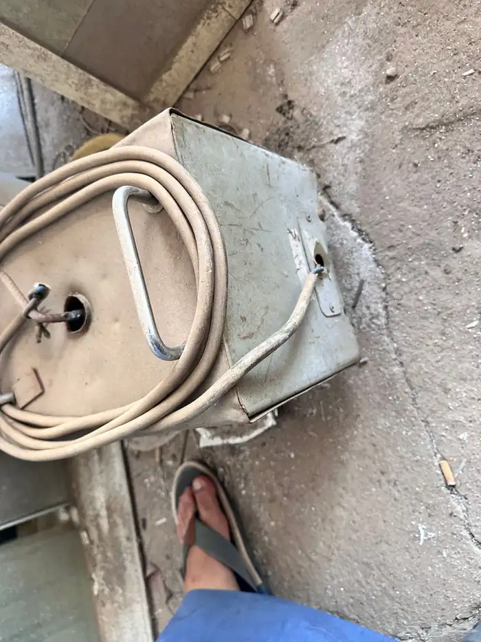 مكائن وعدد ورشة حدادة والامونيوم ومخرطة للبيع بالكامل 16