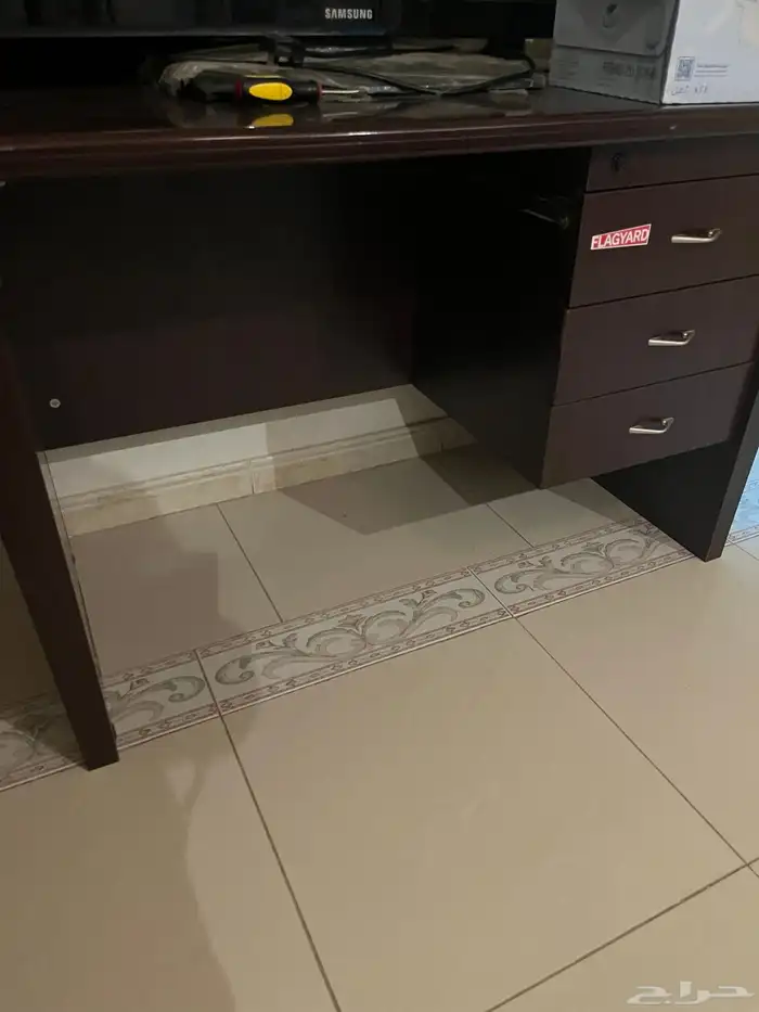 مكتب لون بني 0