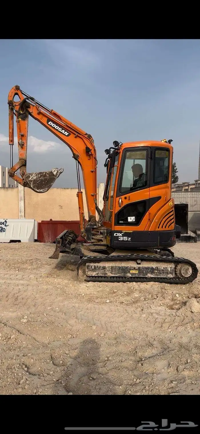 بوكلين صغير للايجار 3 7 طن موديل حديث 0