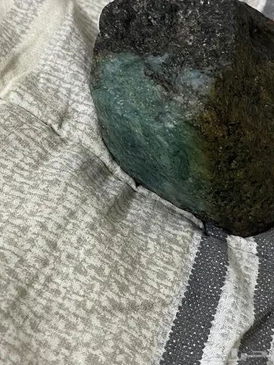 حجر كريم اخضر اللون 1