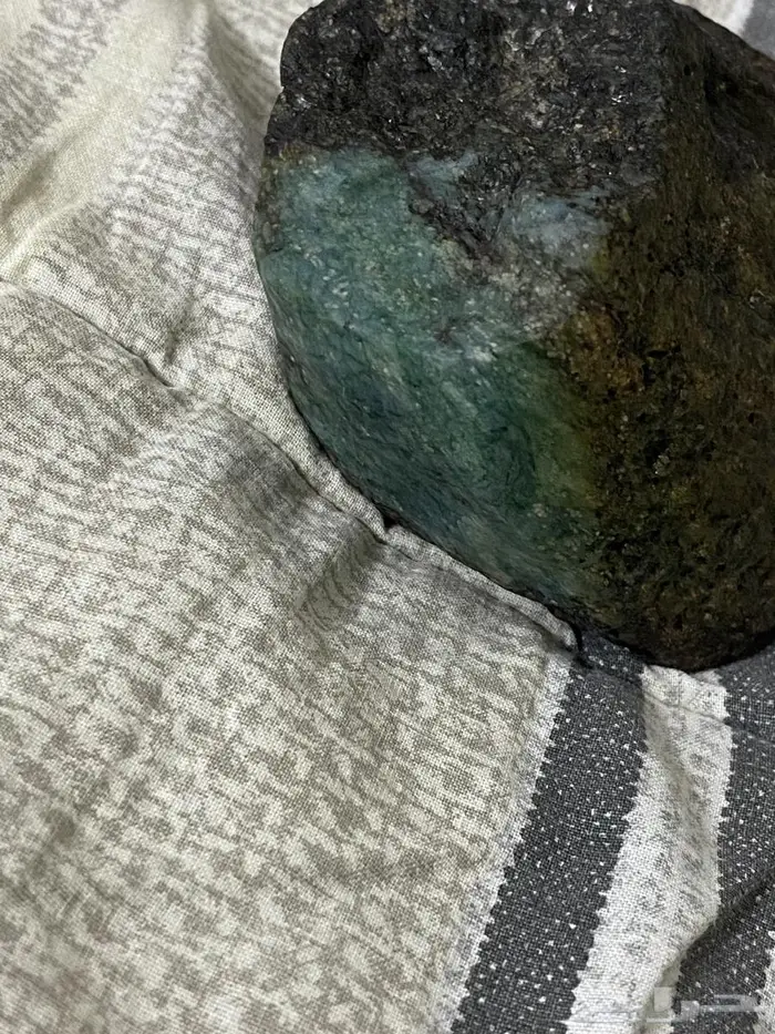 حجر كريم اخضر اللون 1