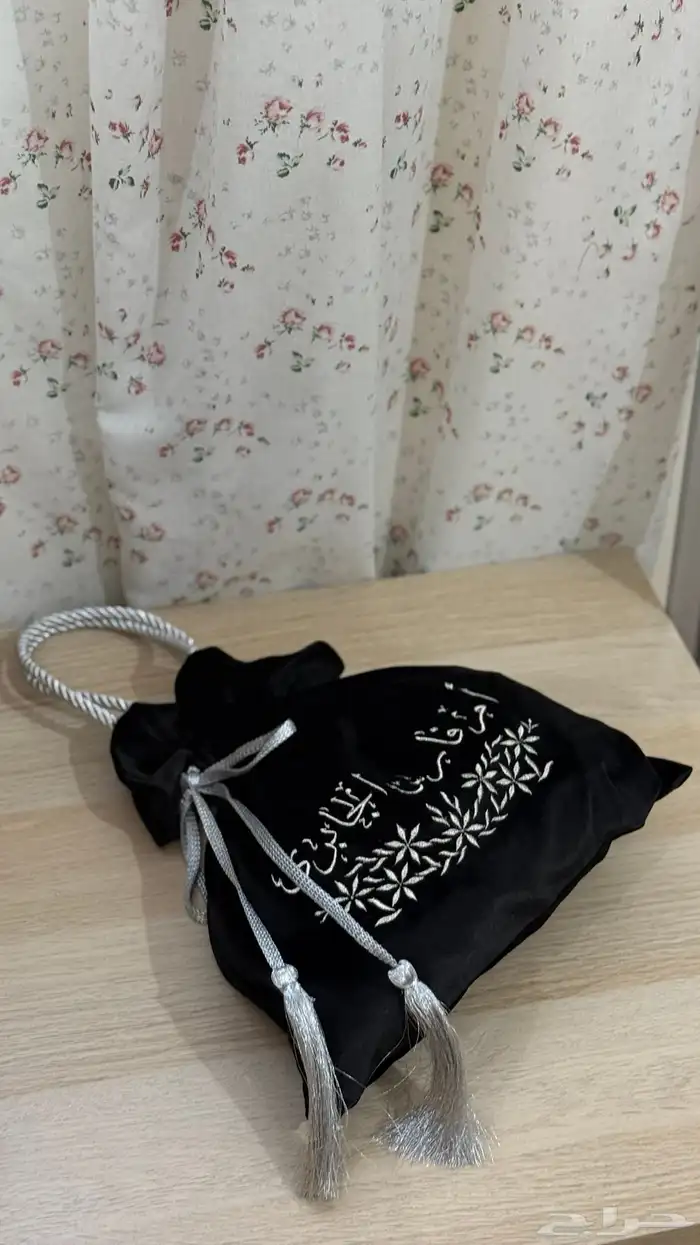 اكياس عبايات مخمل مطرزة 2