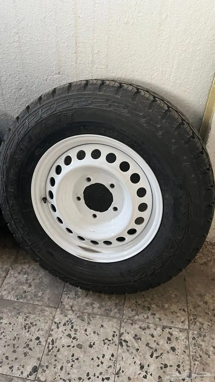 للبيع خمس جنوط هلل لاند كلوزر 17 خمس براغي مع كفرات حجري 0
