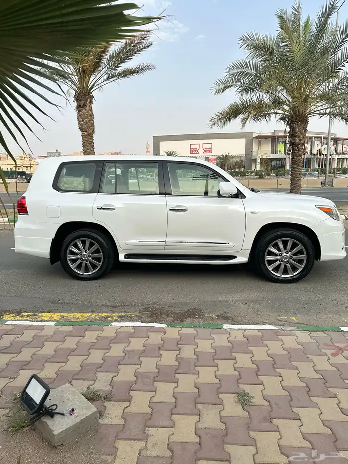( تم البيع )لكزس LX 570 فل كامل سعودي وكالة او للبدل المناسب 4