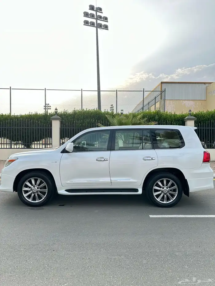 ( تم البيع )لكزس LX 570 فل كامل سعودي وكالة او للبدل المناسب 3