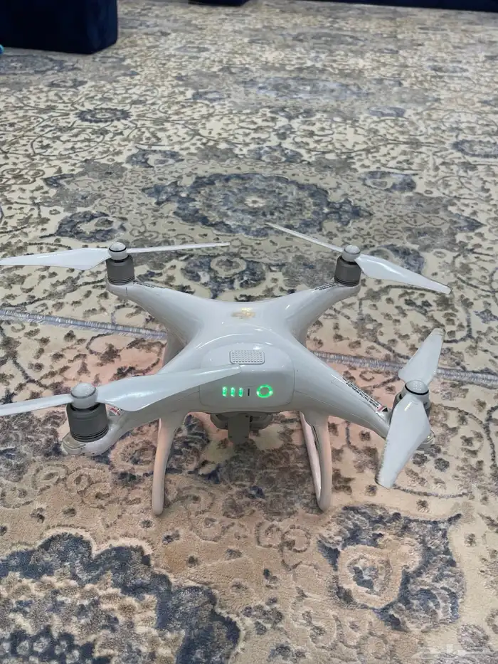 فانتوم4 نظيفه لا تشكو من شي معها بطاريه وحده فقط 0