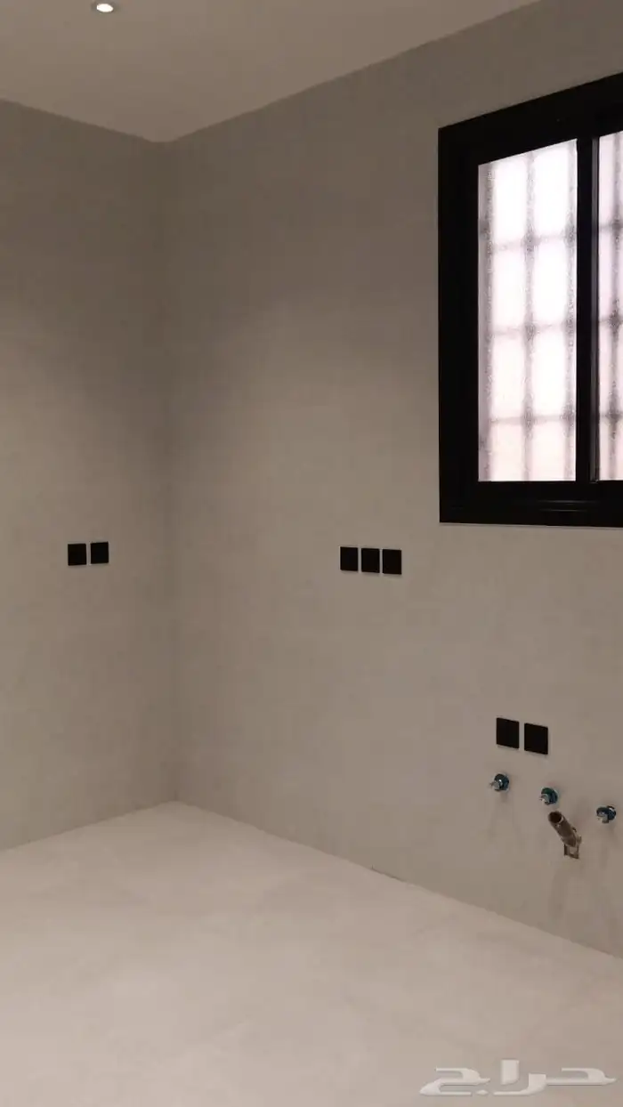 عقار زاوية للبيع   سكني استثماري في موقع استراتيجي الجبيلة 21