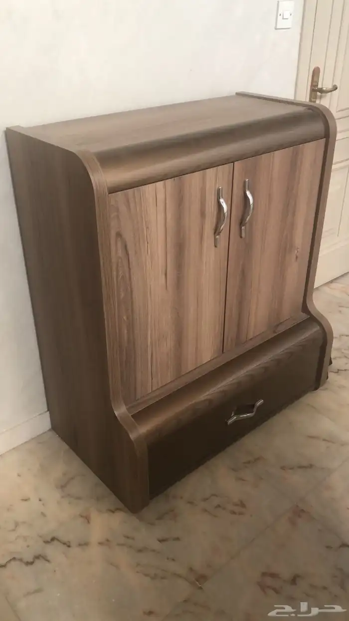 طاولة و خزانة للبيع 0