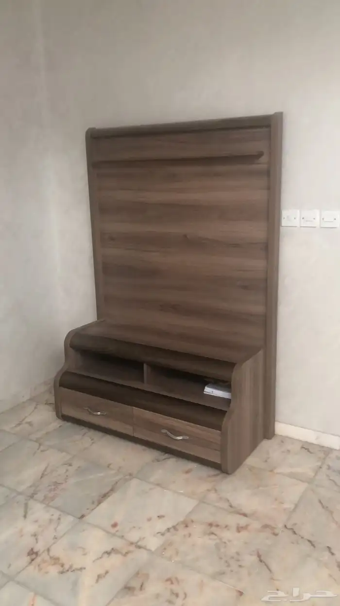 طاولة و خزانة للبيع 1