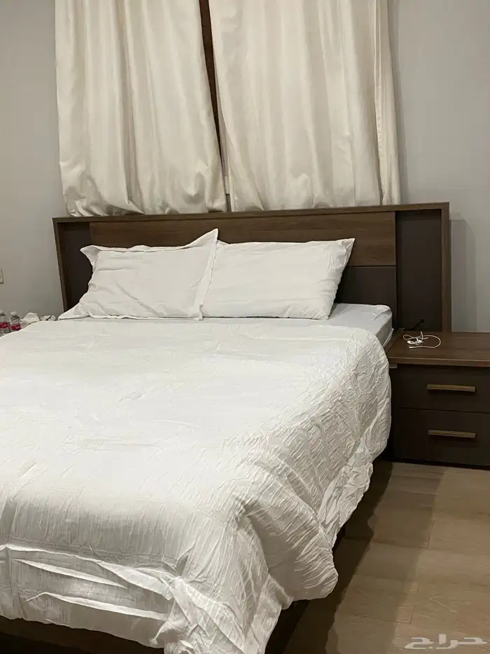 غرفة نوم سرير وكومدينتين وتسريحة 1