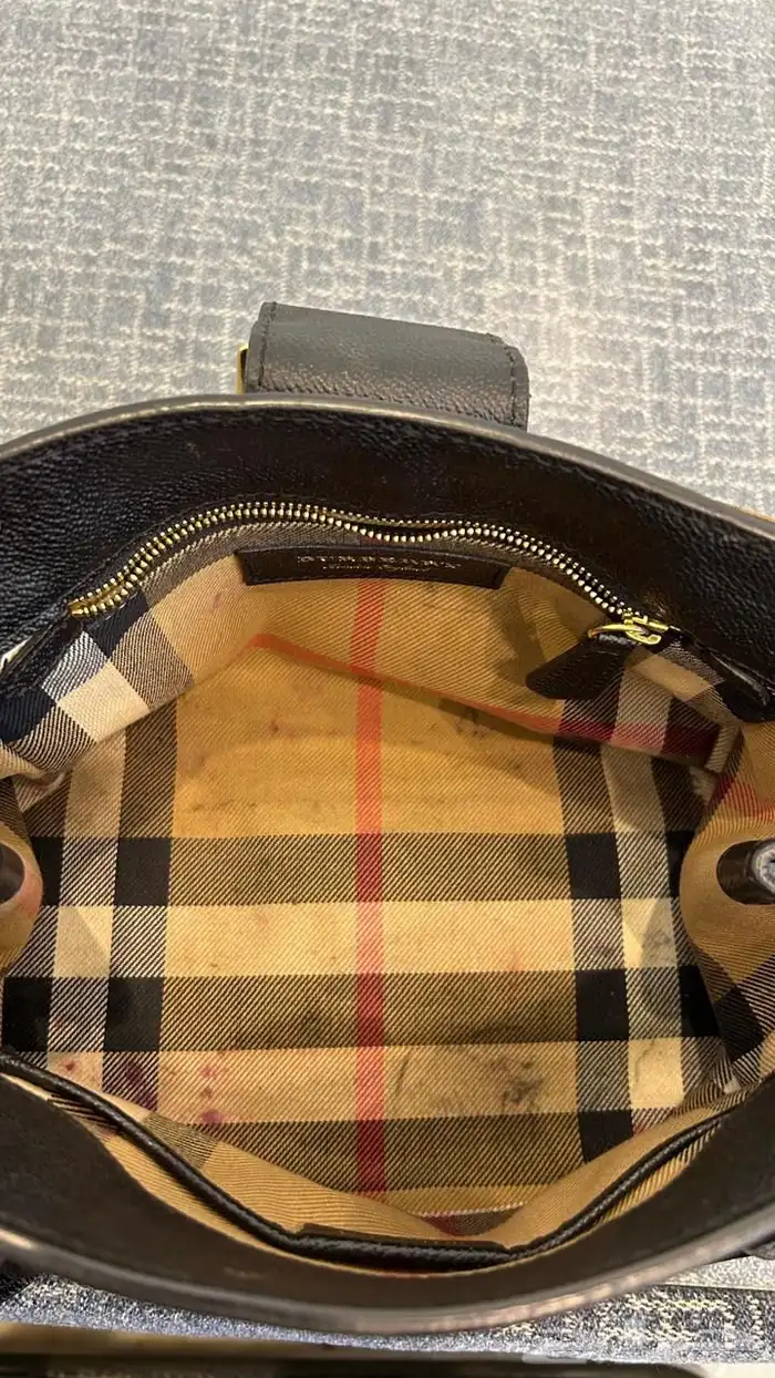 شنطة نسائية من ماركة بربري اصلي 0