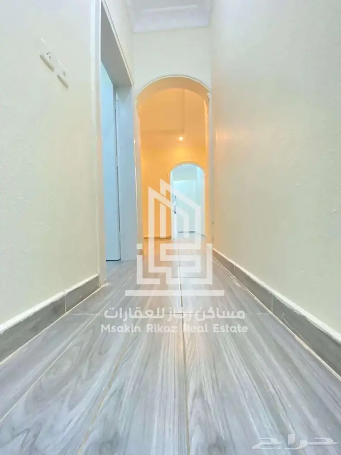شقة مع سطح خاص للبيع حي الروابي 8