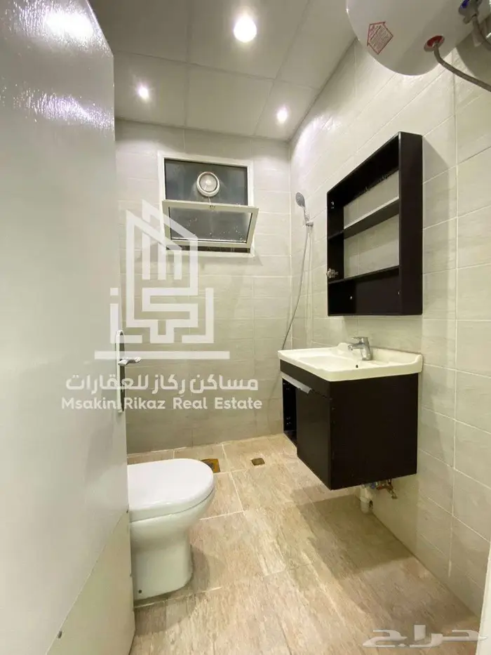 شقة مع سطح خاص للبيع حي الروابي 11