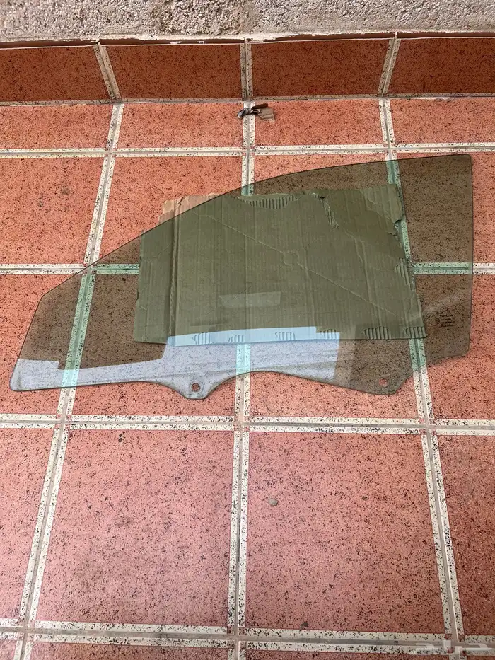 زجاجة(قزازة) نافذة جهة السواق اصلي كامري 98-2002 0