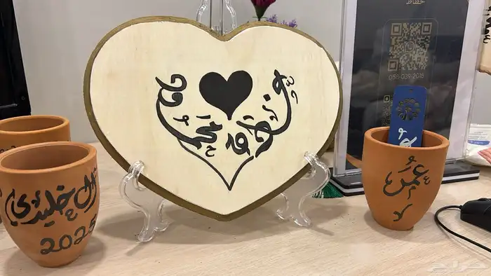 خطاط للكتابة على الأكواب والعطور والهدايا وأوشحة التخرج 8