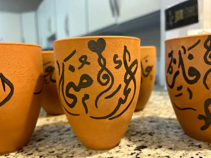 خطاط للكتابة على الأكواب والعطور والهدايا وأوشحة التخرج 9