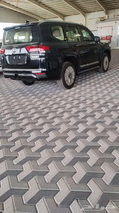 لاندكروزر جي اكس ار L3 وL4موديل 2025 اللون اسود 1