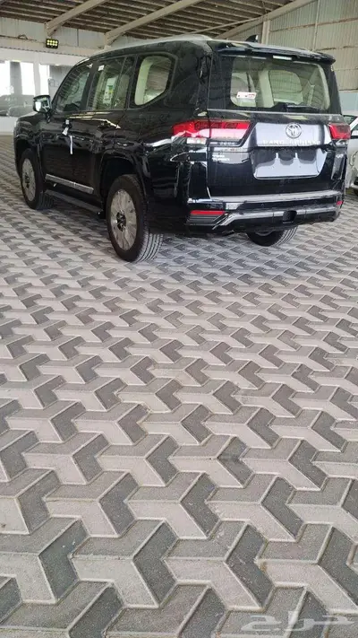 لاندكروزر جي اكس ار L3 وL4موديل 2025 اللون اسود 0