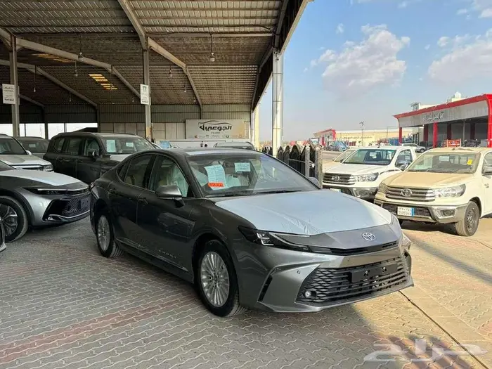 تويوتا كامري LE رمادي 2025 7