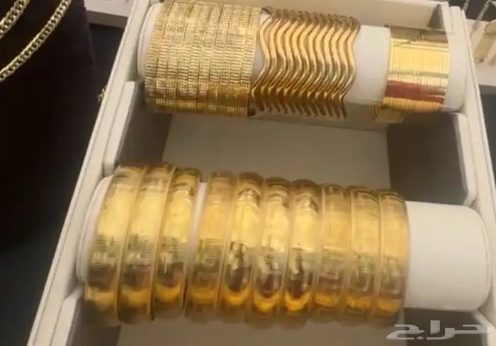 إطلالات ذهبيه عصريه بسعر خيال 32
