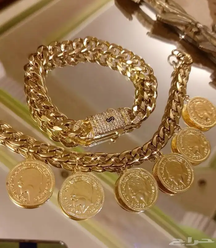 إطلالات ذهبيه عصريه بسعر خيال 7