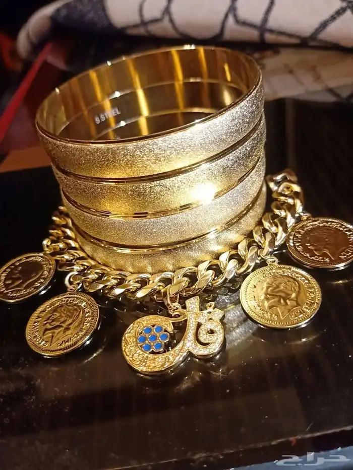 إطلالات ذهبيه عصريه بسعر خيال 6