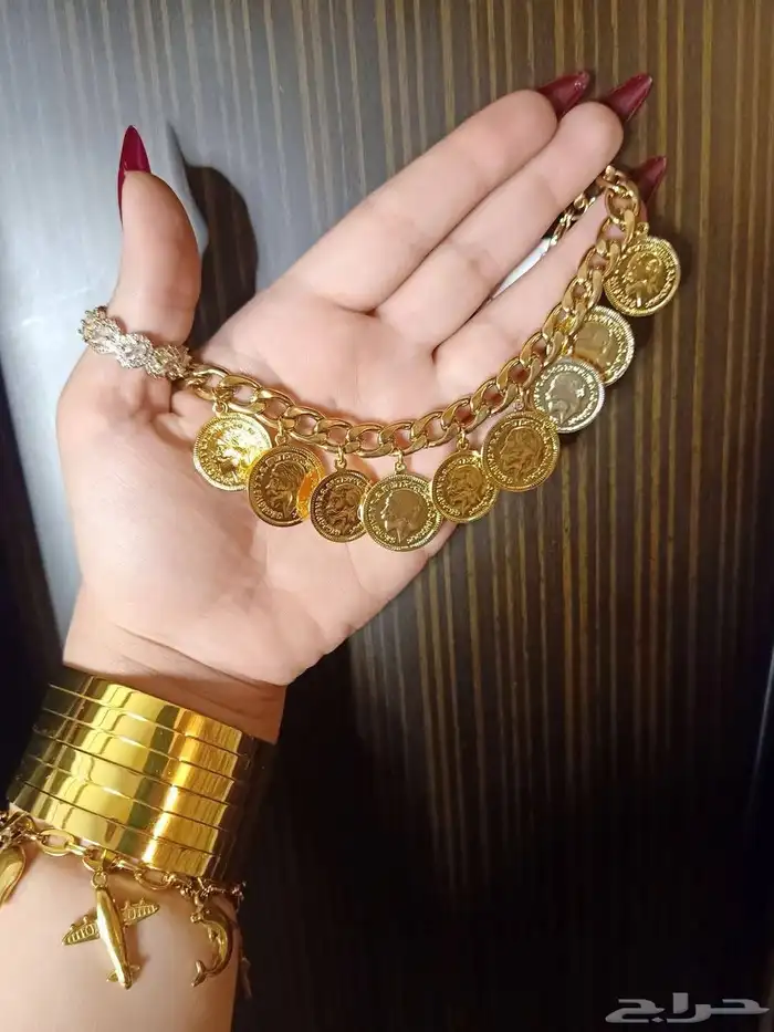 إطلالات ذهبيه عصريه بسعر خيال 85