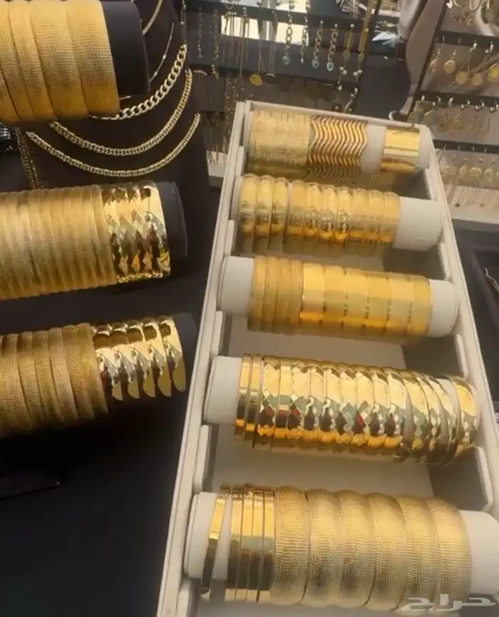 إطلالات ذهبيه عصريه بسعر خيال 35
