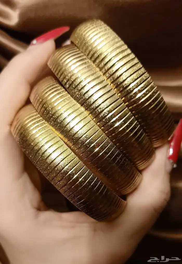 إطلالات ذهبيه عصريه بسعر خيال 9