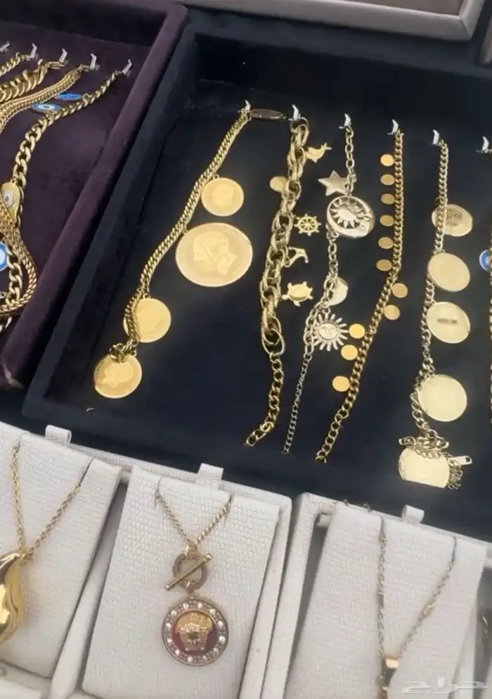 إطلالات ذهبيه عصريه بسعر خيال 37