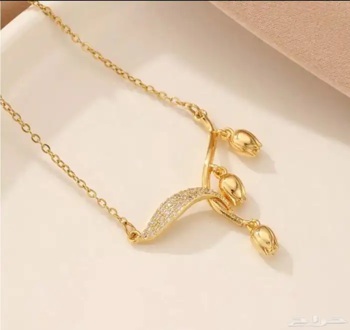 إطلالات ذهبيه عصريه بسعر خيال 19